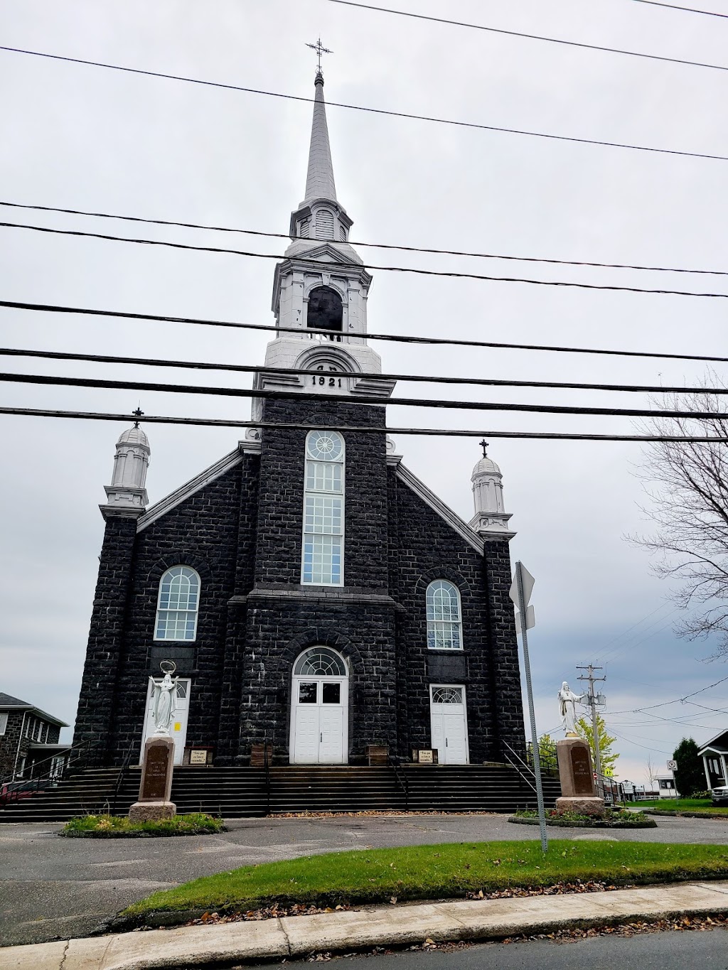 St. Heart of Mary Catholic Church | 5752 Avenue du Pont N, Alma, QC G0W 1L0, Canada | Phone: (418) 347-3051