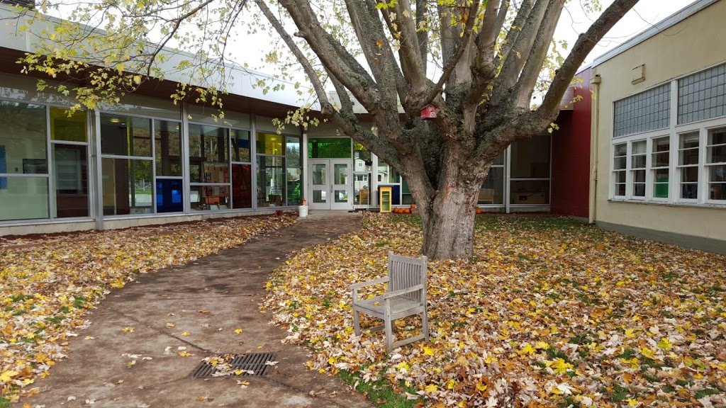 École Élémentaire Doncaster Elementary | 1525 Rowan St, Victoria, BC V8P 1X4, Canada | Phone: (250) 595-3611