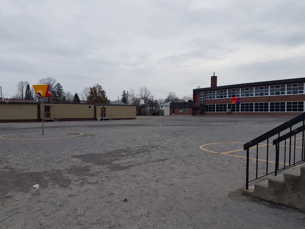 Vincent Massey Public School | 745 Smyth Rd, Ottawa, ON K1G 1N9, Canada | Phone: (613) 733-5955