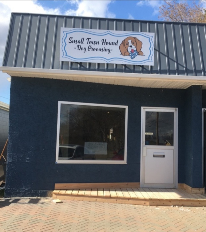 Small Town Hound | 4816 50 Ave, Redwater, AB T0A 2W0, Canada | Phone: (780) 914-4035