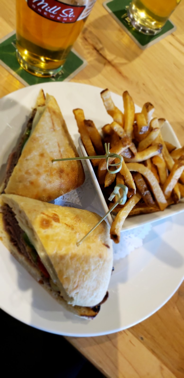 Freds Bar & Grill | 636 Bloor St, Mississauga, ON L5A 1Z8, Canada | Phone: (905) 279-0097