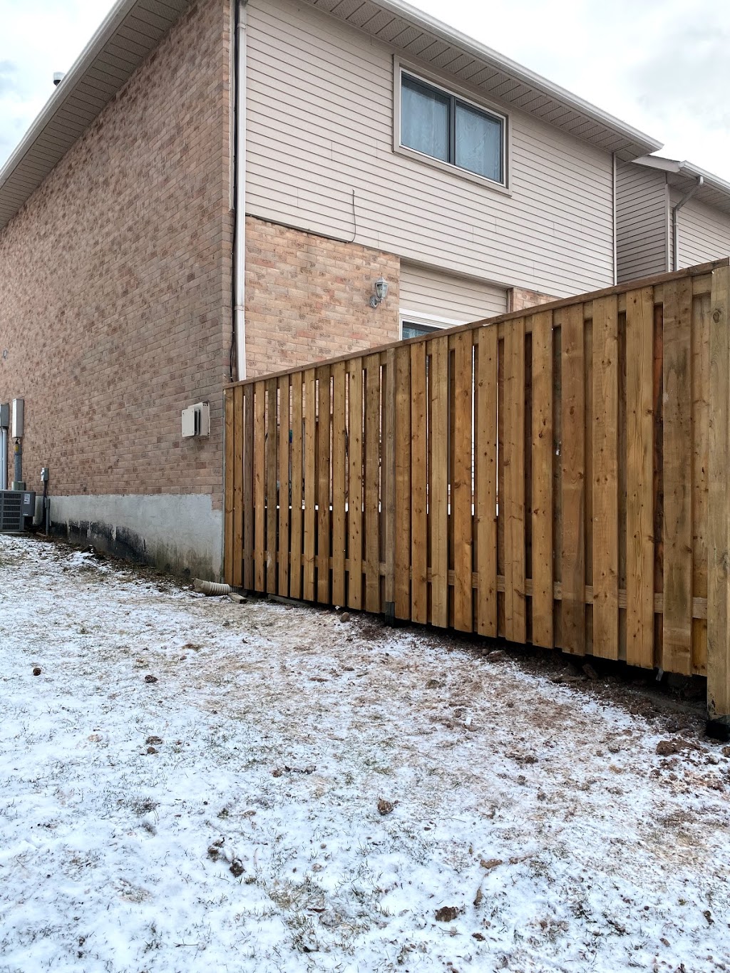 Davis Fences | Hamilton Regional Rd 8, Hamilton, ON L8E 5H8, Canada | Phone: (905) 643-9933