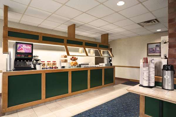 Travelodge by Wyndham Chatham | 555 Bloomfield Rd, Chatham, ON N7M 5J5, Canada | Phone: (519) 436-1200