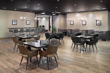 Fourpoints West Restaurent | 18540 100 Ave NW, Edmonton, AB T5S 0K6, Canada | Phone: (780) 244-8355