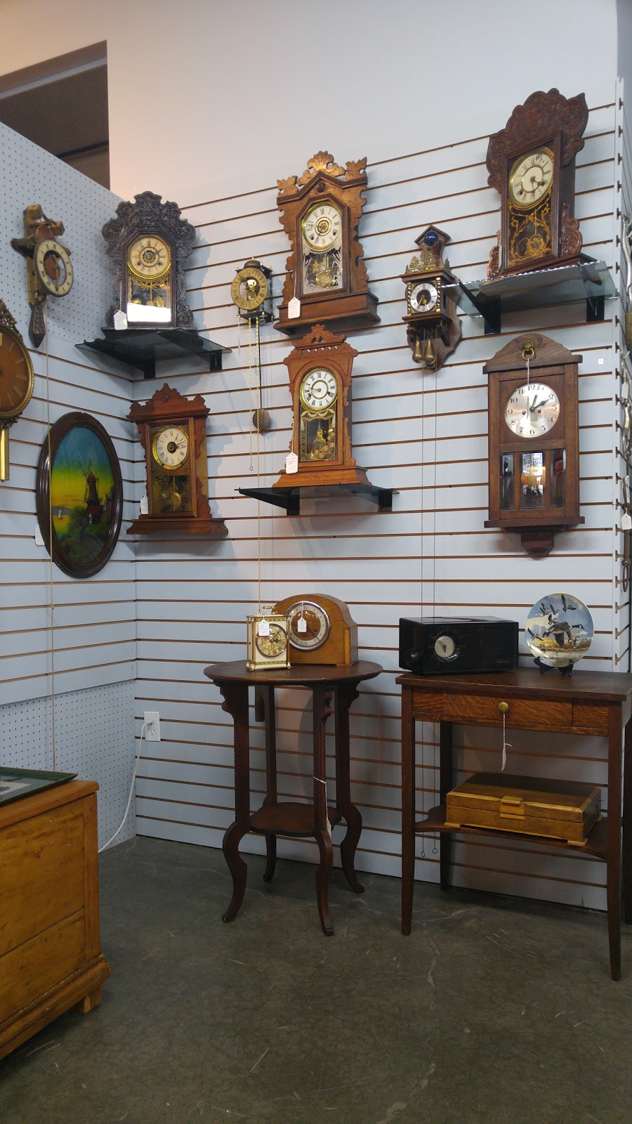 Inside Avenue Antiques | 3419 8 St SE, Calgary, AB T2G 3A4, Canada | Phone: (403) 287-1988