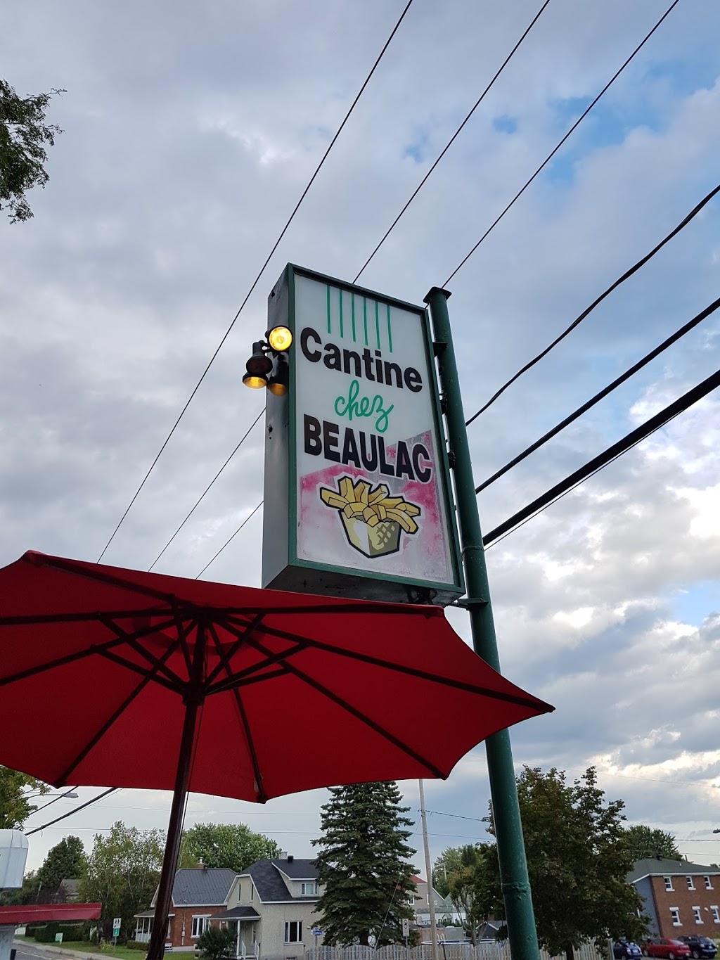 Cantine Chez Beaulac | 855 Boulevard Saint-Charles, Saint-Charles-de-Drummond, QC J2C 4Y7, Canada | Phone: (819) 478-8314