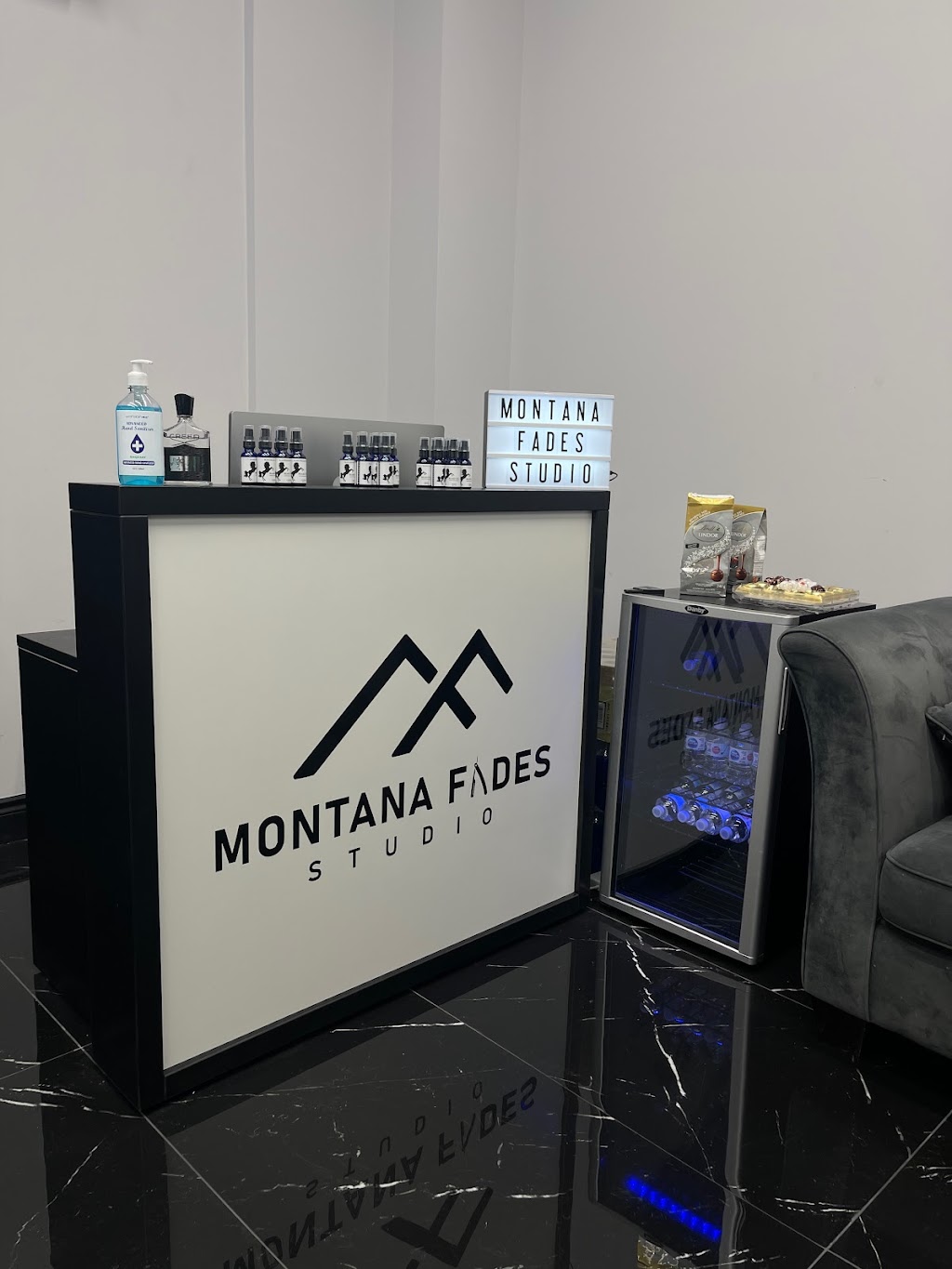 Montana Fades Studio | 122 Burnhamthorpe Rd E, Oakville, ON L6H 0X9, Canada | Phone: (365) 726-8777