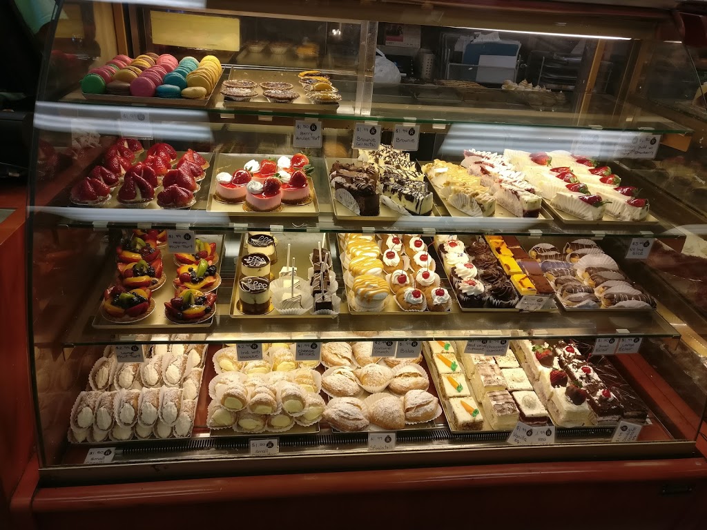 R Bakery | 2588 Finch Ave W, North York, ON M9M 2G3, Canada | Phone: (416) 749-2220