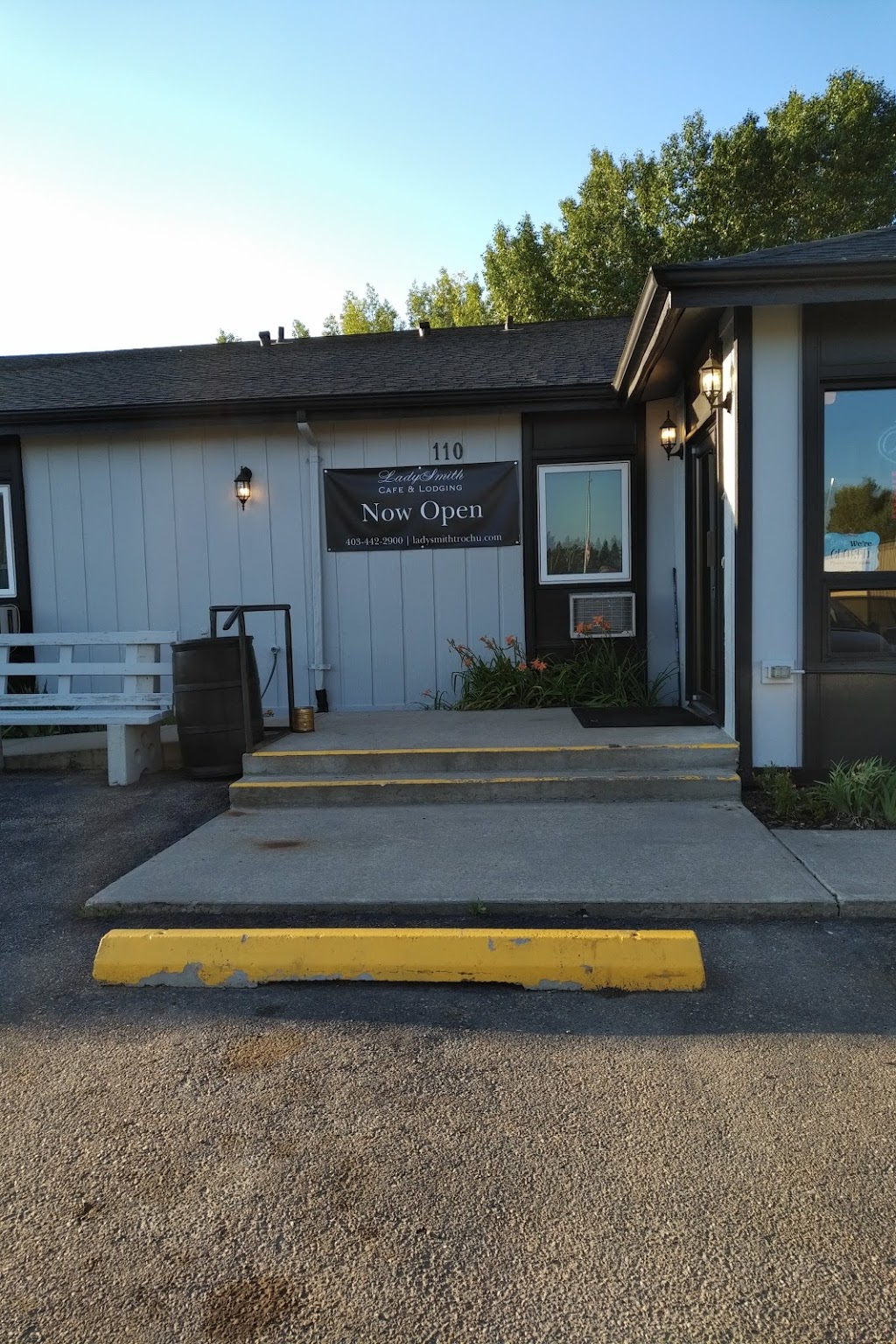LadySmith Cafe & Lodging | 110 1 Ave N, Trochu, AB T0M 2C0, Canada | Phone: (403) 442-2900
