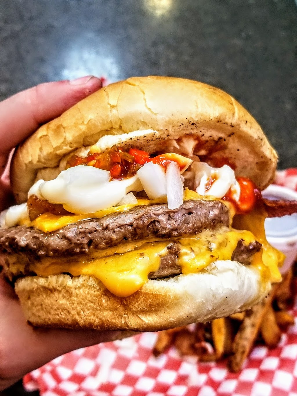 Petes Big Bite Burgers | 817 Dundas St W, Whitby, ON L1N 2N5, Canada | Phone: (905) 668-8566