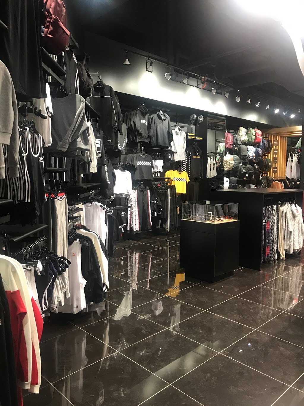 WLKN | 3035 Boulevard le Carrefour, Laval, QC H7T 1C8, Canada | Phone: (450) 934-6888