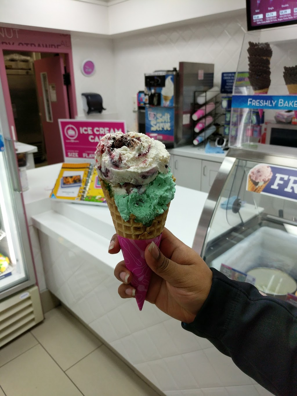 Baskin Robbins | 4099 Erin Mills Pkwy b3, Mississauga, ON L5L 3P9, Canada | Phone: (905) 820-8831