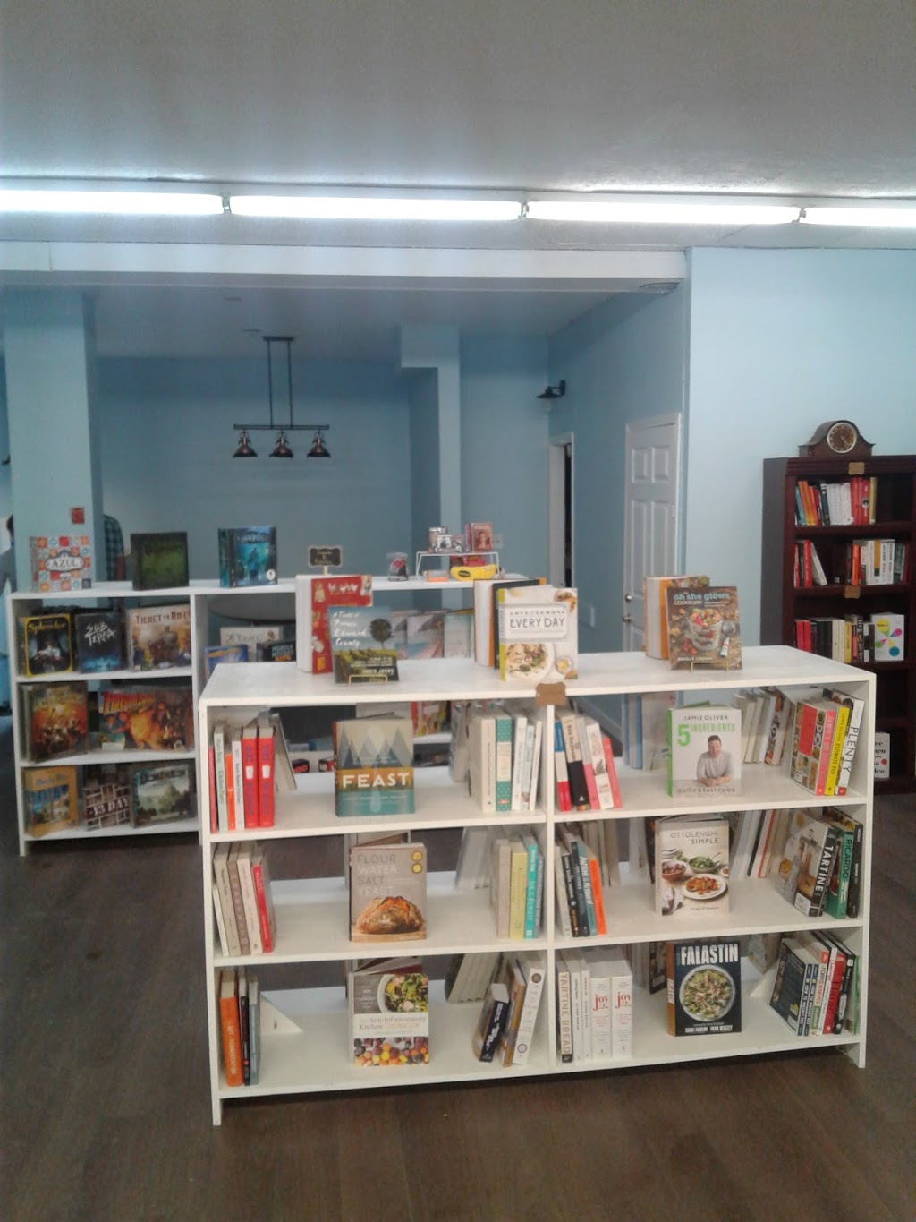 Books On Main | 368 Main Street Bath Unit 10, Bath, ON K0H 1G0, Canada | Phone: (613) 881-0346