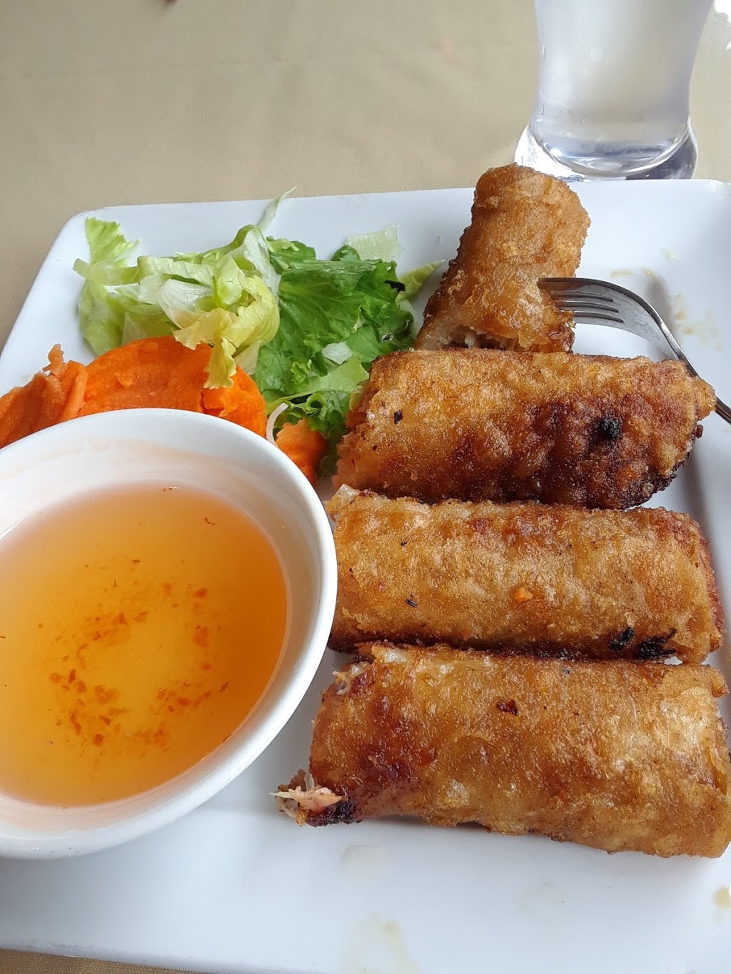 Restaurant Hoai Huong | 5485 Avenue Victoria, Montréal, QC H3W 2P9, Canada | Phone: (514) 738-6610