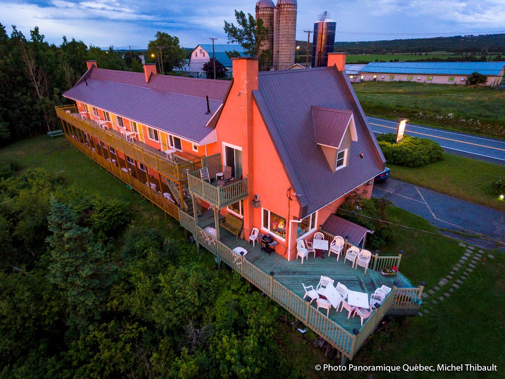 Auberge De LAnse | 100 Rte de lAnse-au-Persil, Rivière-du-Loup, QC G5R 5Z6, Canada | Phone: (800) 556-0406