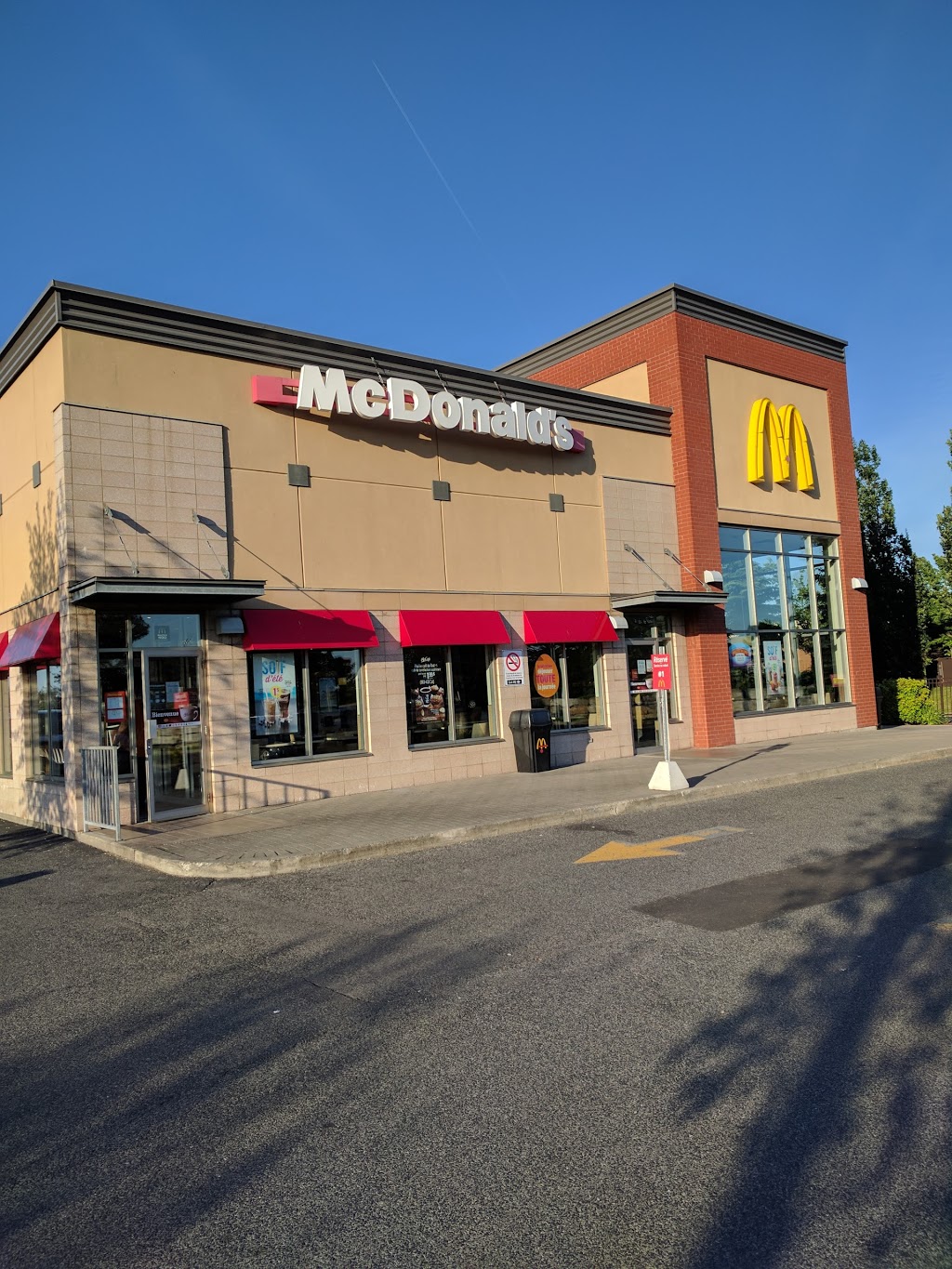 McDonalds | 575 Chemin de Touraine Bureau 400, Boucherville, QC J4B 5E4, Canada | Phone: (450) 641-7800