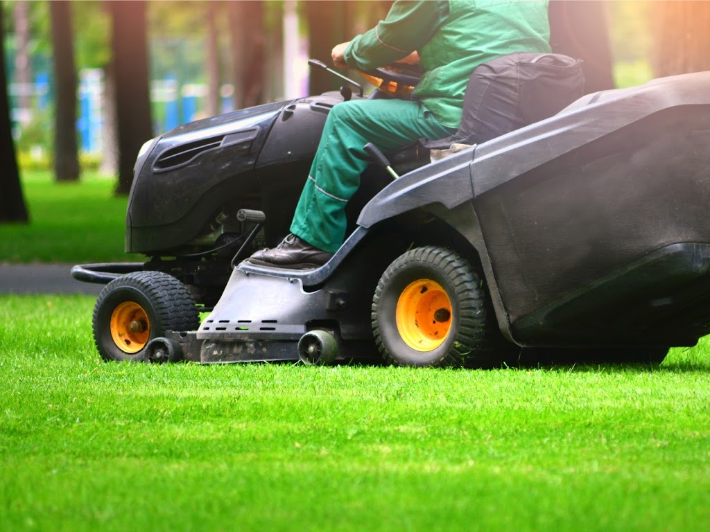 Hunt Club East & Findlay Creek Snow Removal & Lawn Care | 1-4806 Bank St, Gloucester, ON K1X 1G6, Canada | Phone: (613) 249-9713