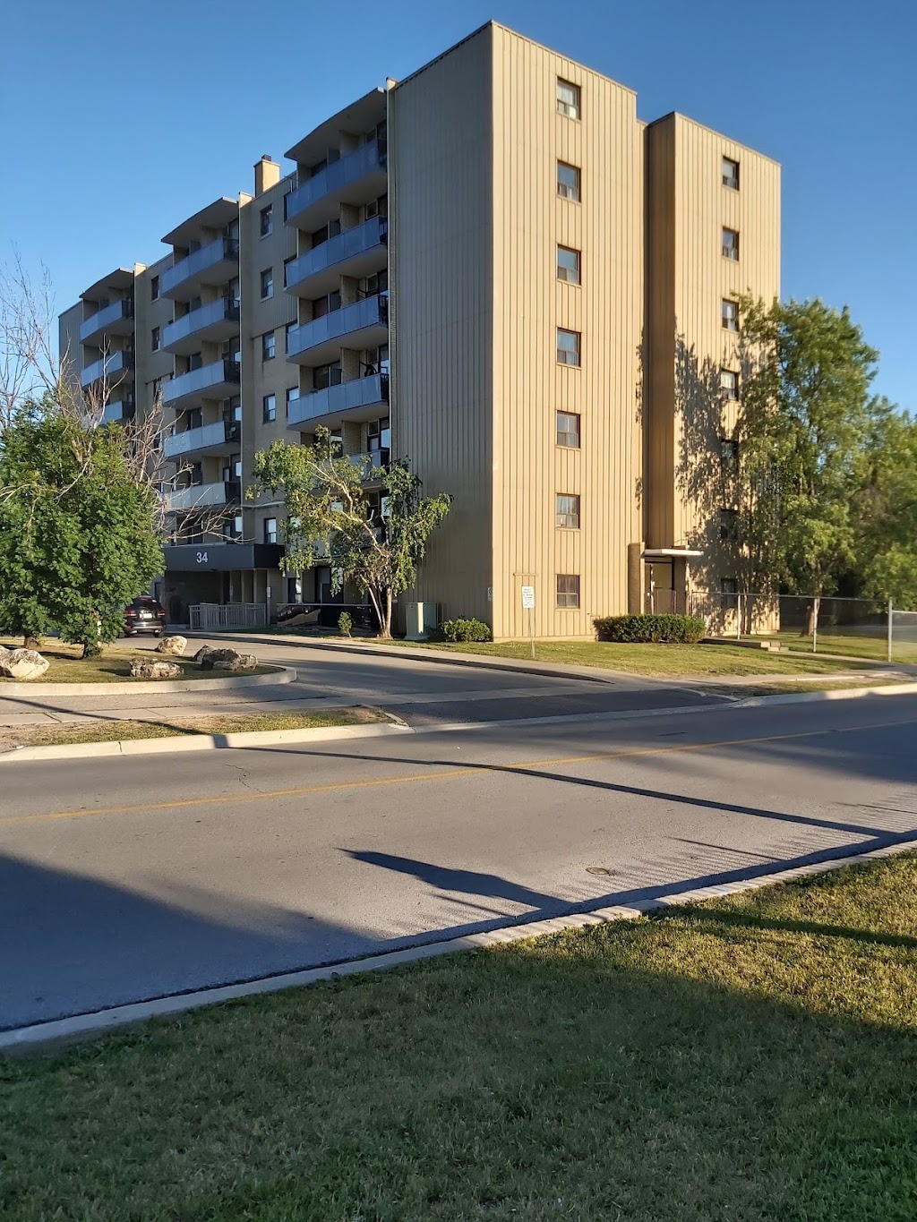 W Prinzen Apts | 34 Rambler Dr, Brampton, ON L6W 1E3, Canada | Phone: (905) 459-6564