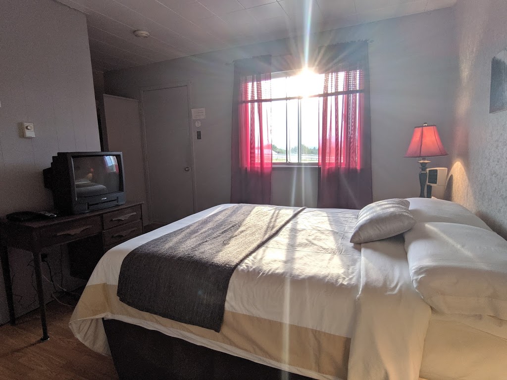 Motel le Danube Charlevoix | 41 QC-138, Saint-Aimé-des-Lacs, QC G0T 1S0, Canada | Phone: (418) 439-1818