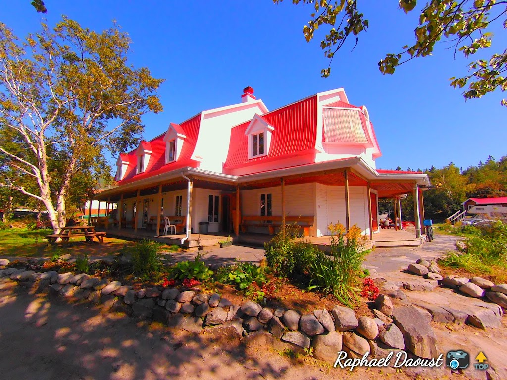 Tadoussac Hostel | 158 Rue du Bateau Passeur, Tadoussac, QC G0T 2A0, Canada | Phone: (418) 235-4372