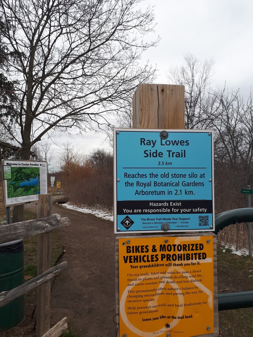 Ray Lowes Side Trail Trailhead | 475-471 York Rd, Dundas, ON L9H 5M9, Canada