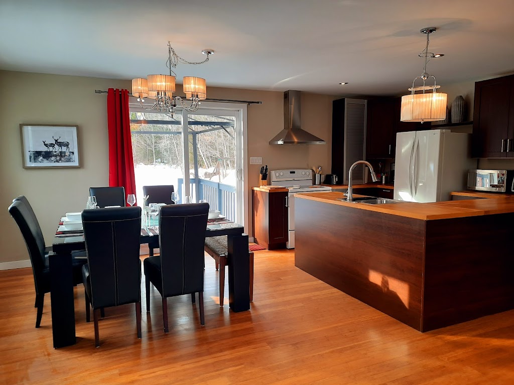 Chalet Bonheur des Paysans | 210 Av. des Paysans, Chertsey, QC J0K 3K0, Canada | Phone: (514) 419-3864