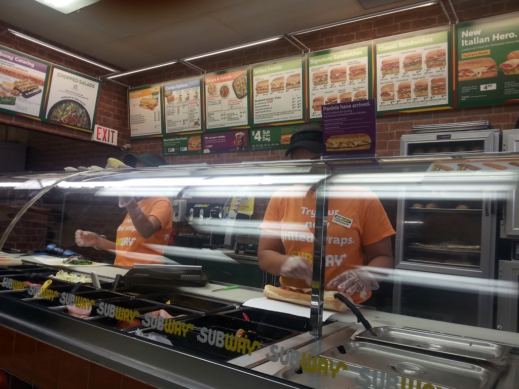 Subway | 90 Courtneypark Dr E, Mississauga, ON L5T 1S5, Canada | Phone: (905) 795-1617