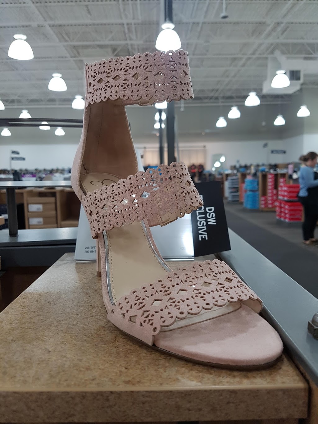 DSW Designer Shoe Warehouse | 17890 Yonge St, Newmarket, ON L3Y 8S1, Canada | Phone: (905) 952-2121