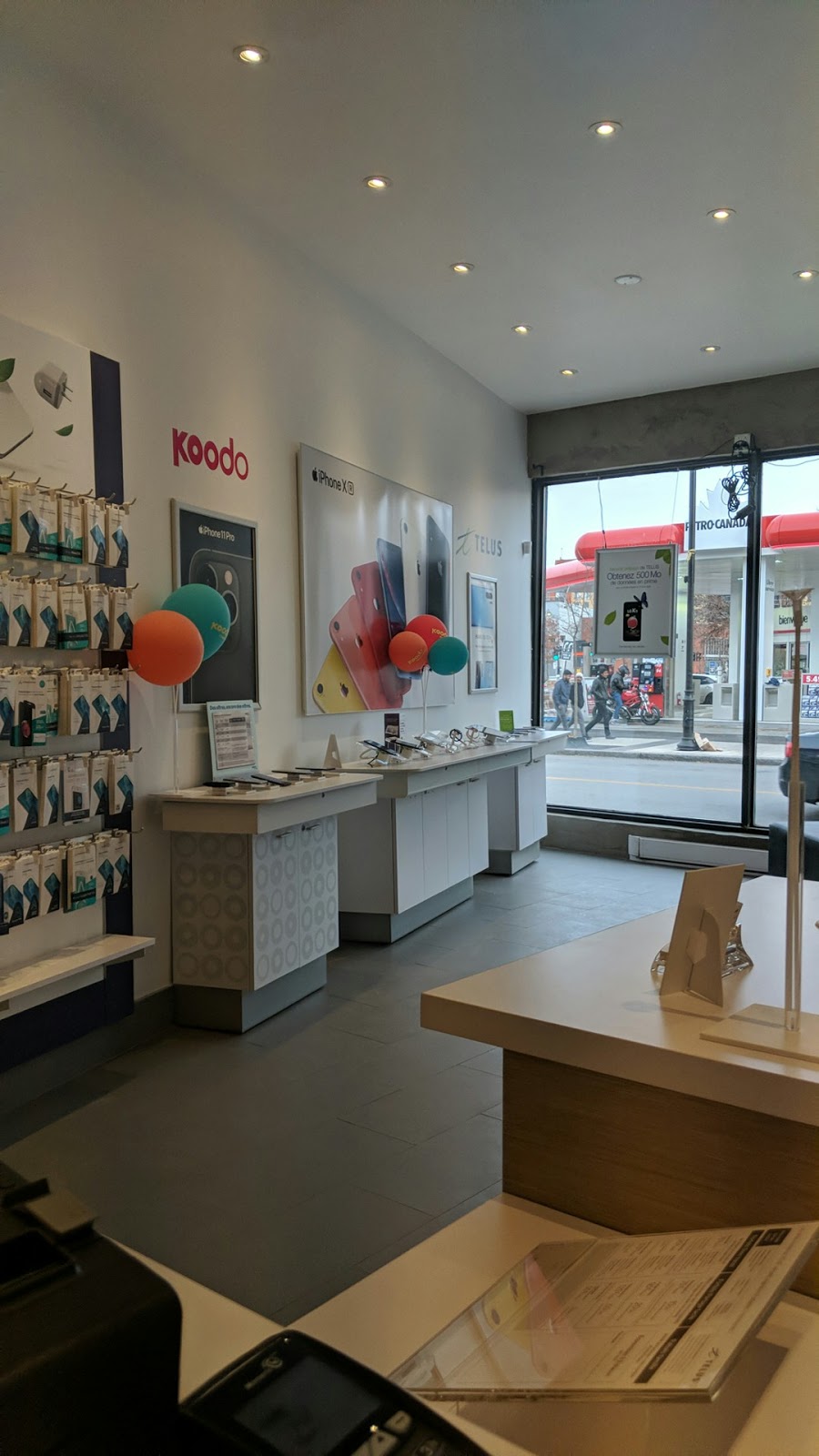 TELUS / Koodo | 3027 Rue Notre Dame O, Montréal, QC H4C 1N9, Canada | Phone: (514) 838-3027