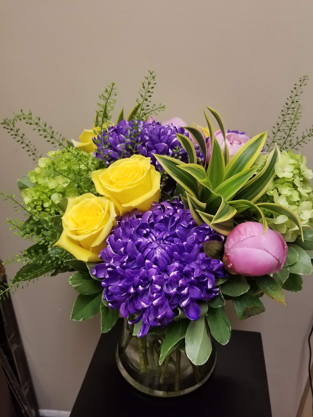 Flower Creations | 3100 Ridgeway Dr #39, Mississauga, ON L5L 5M5, Canada | Phone: (905) 567-9770