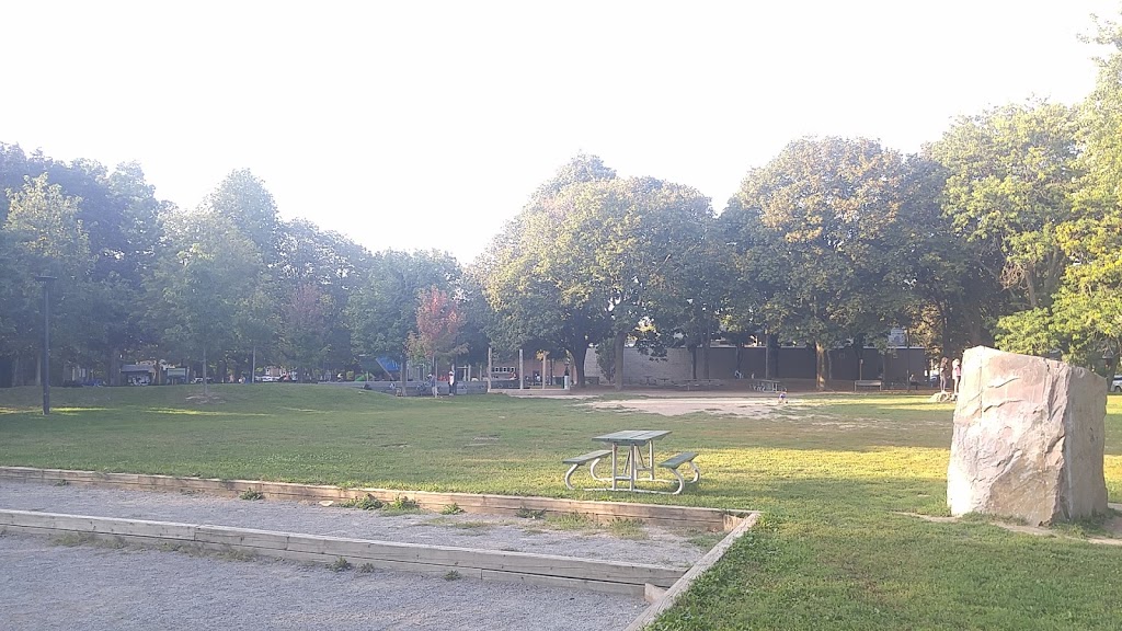 Vermont Square Park | 819 Palmerston Ave, Toronto, ON M5R 3G5, Canada | Phone: (416) 392-2489