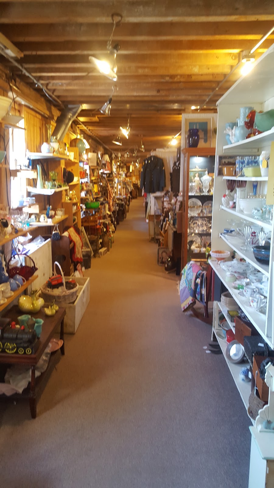 Shawnee Country Barns Antique Co-Op | 6608 Shawnee Rd, North Tonawanda, NY 14120, USA | Phone: (716) 731-1430