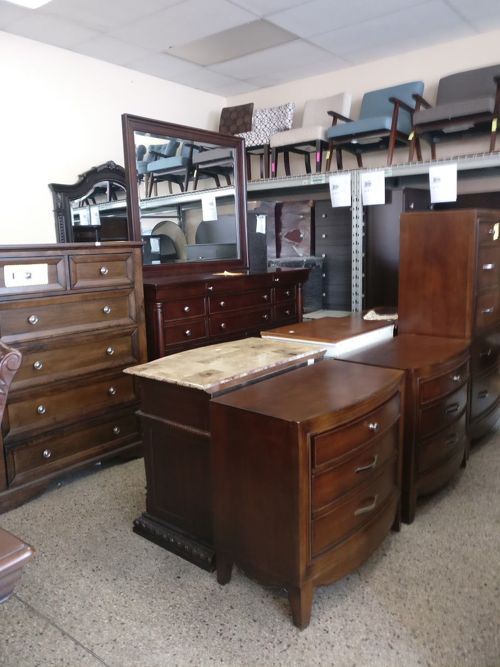 Barton Furniture Liquidation | 581 Barton St E, Hamilton, ON L8L 2Z4, Canada | Phone: (905) 526-9566