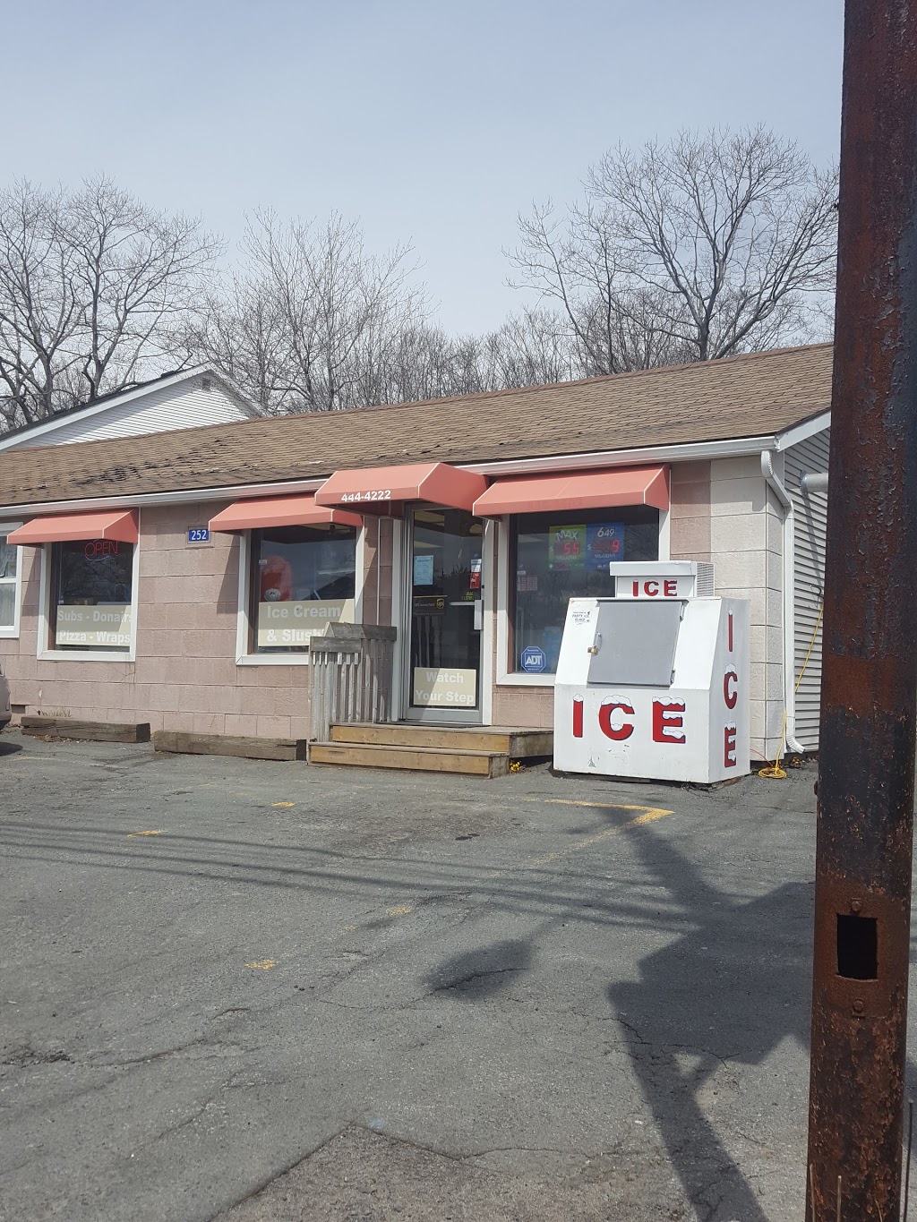 Rocky Lake Pizza and Convenience | 252 Rocky Lake Dr, Bedford, NS B4A 2T1, Canada | Phone: (902) 444-4222