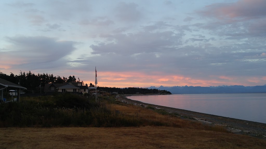 Ellis Beach Cottage | 486 Curtis Rd, Comox, BC V9M 3W1, Canada | Phone: (250) 888-2094