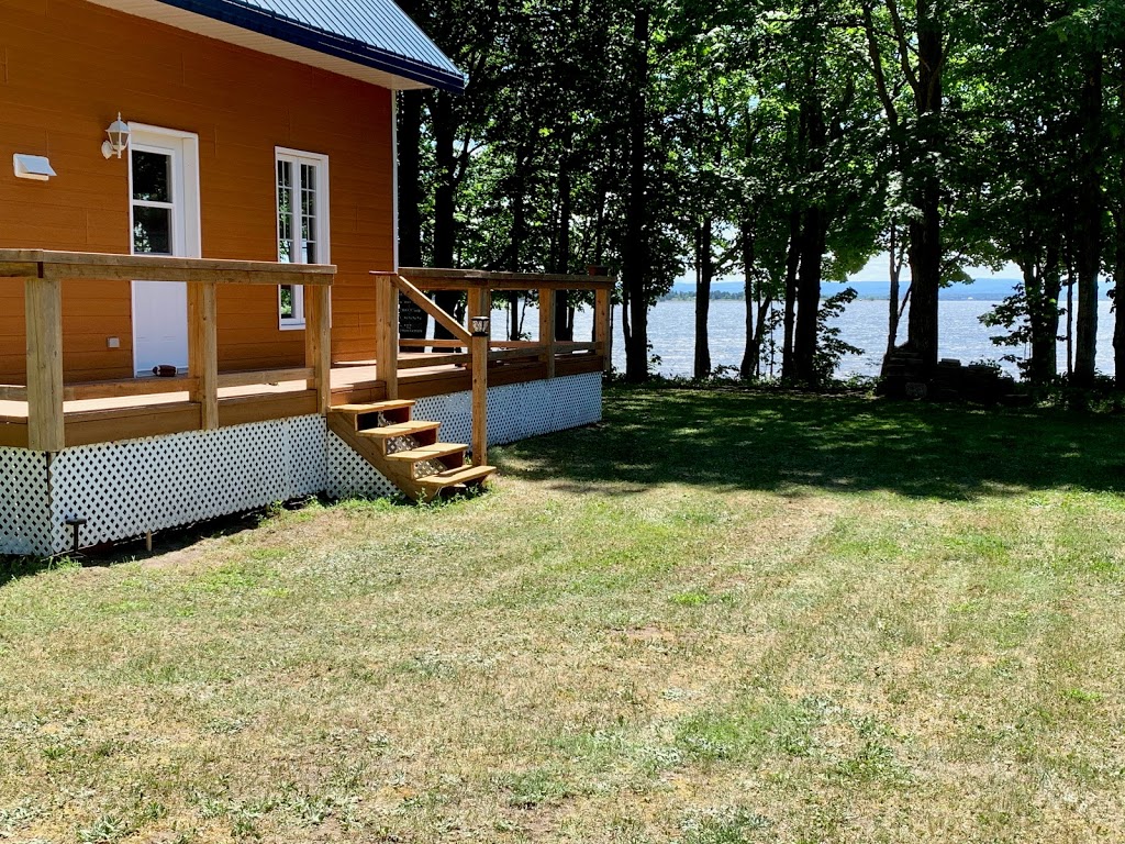 Chalet Eau pied des marées | 104 chemin du Campagnard, Saint-François-de-lÎle-dOrléans, QC G0A 3S0, Canada | Phone: (514) 347-5544