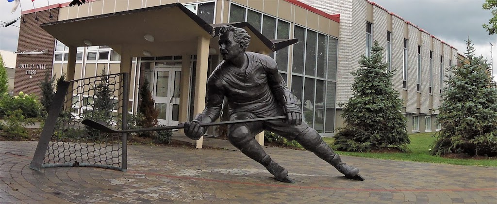 Bronze de Guy Lafleur | 3B0, 305-315 Rue de lHôtel de Ville, Thurso, QC J0X 3B0, Canada | Phone: (819) 985-2000