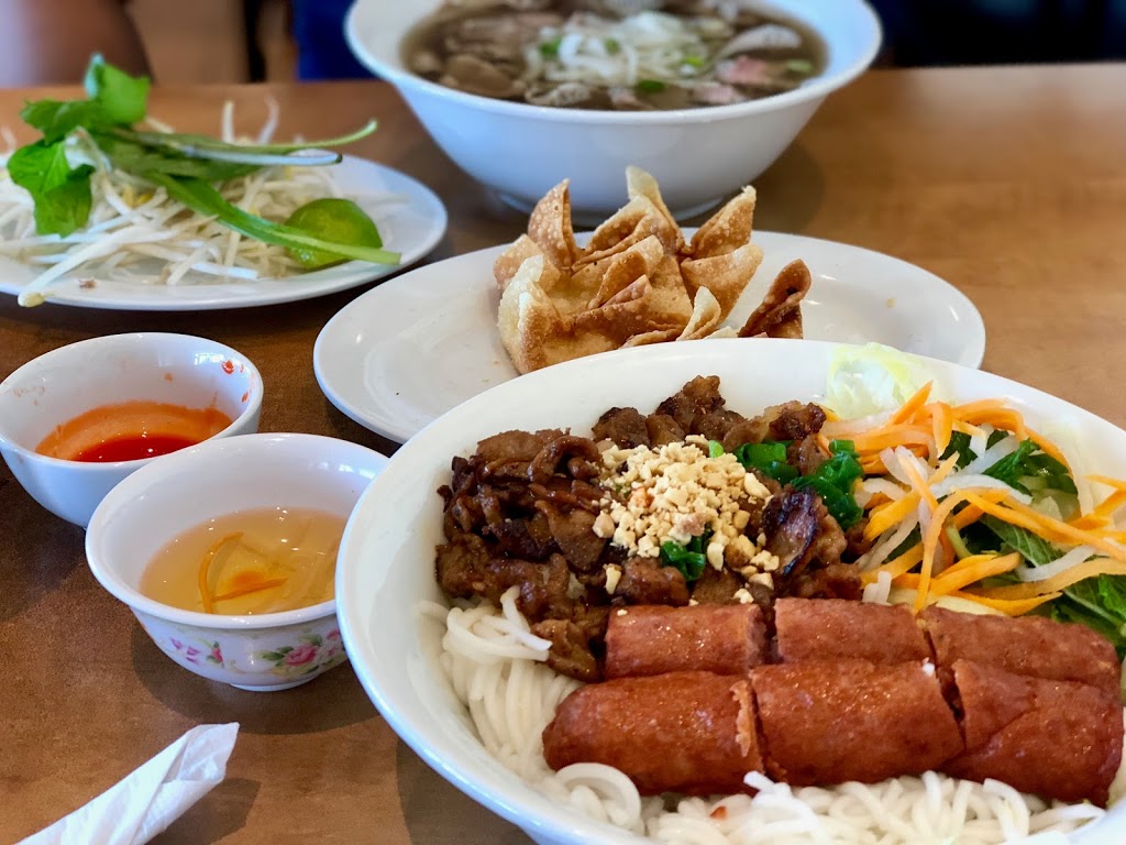 Pho Dui Bo | 800 Queenston Rd #18, Stoney Creek, ON L8G 1A7, Canada | Phone: (905) 662-7500