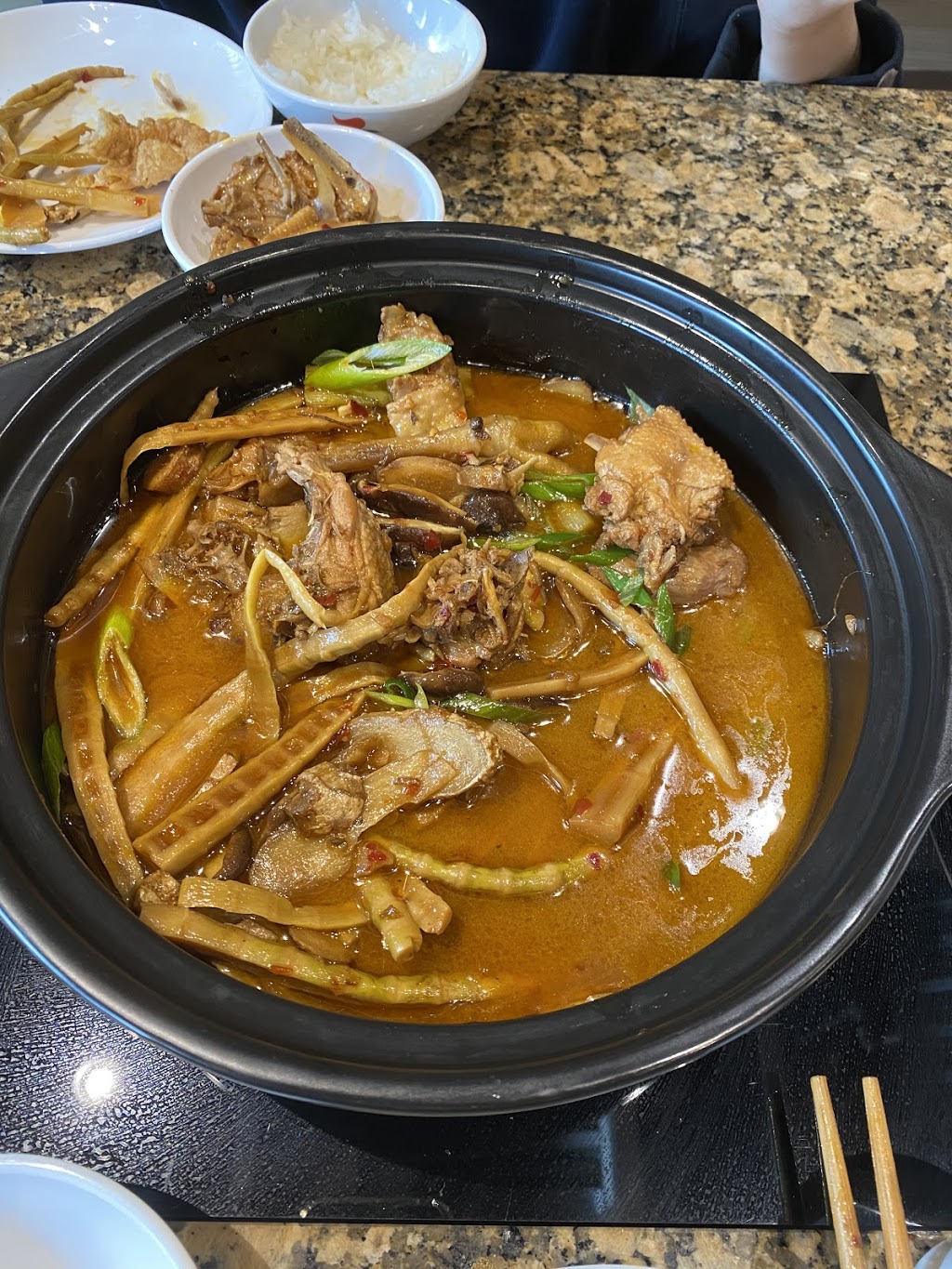 本拿比李子坝梁山鸡LIZIBA CHONGQING CHICKEN POT | #103-4501, Kingsway, Burnaby, BC V5H 0E5, Canada | Phone: (778) 870-8999