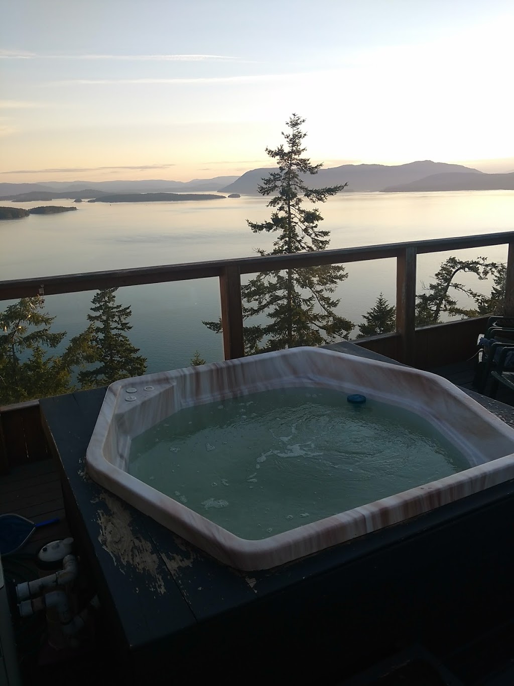 Whale Pod Chalet at Oaks Buff | North Pender Island, Southern Gulf Islands, BC V0N 2M2, Canada | Phone: (866) 228-4397