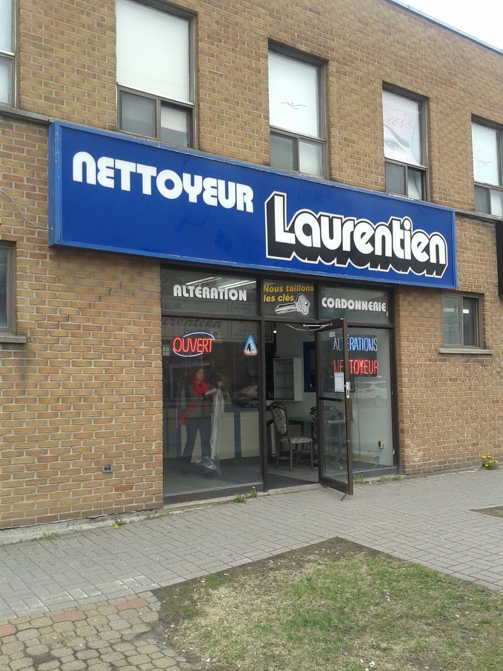 Nettoyeur Laurentien | 747 Boulevard Cote Vertu Ouest, Saint-Laurent, QC H4L 1Y3, Canada | Phone: (514) 747-4200