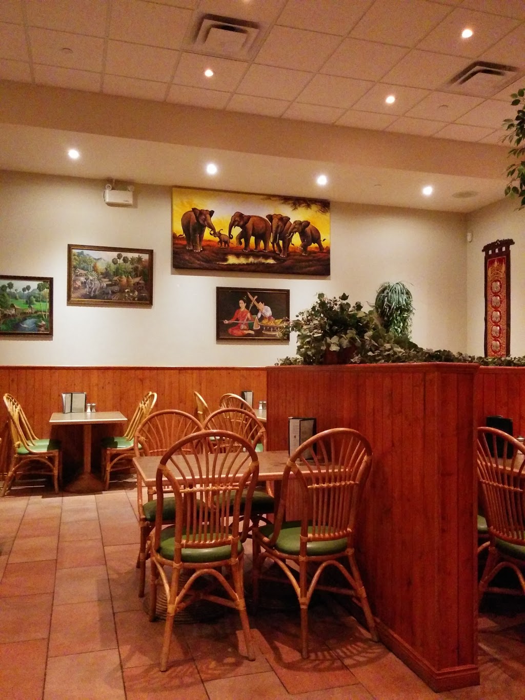 Thai Bamboo Restaurant | 61 King St, Barrie, ON L4N 6B5, Canada | Phone: (705) 739-6777