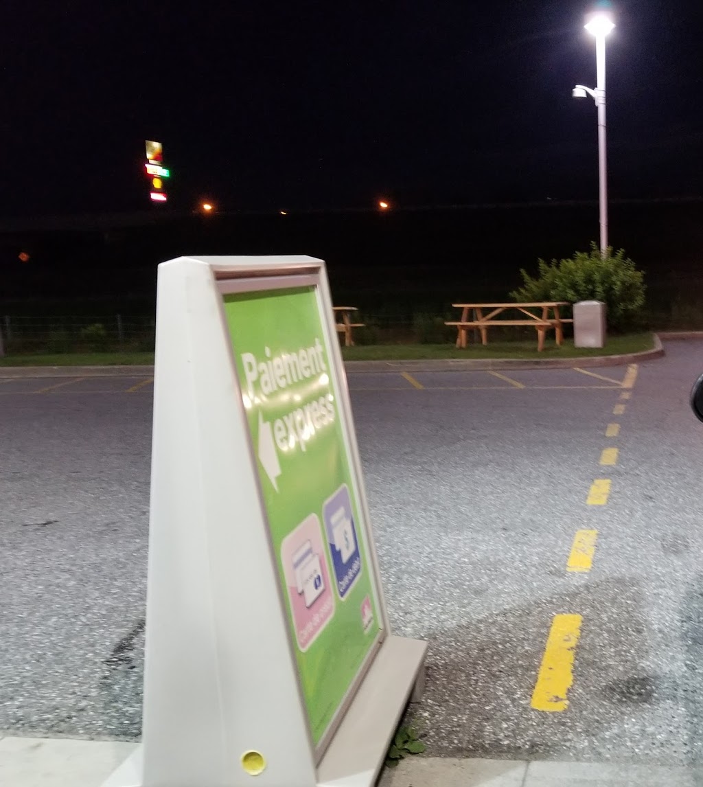 Borne de recharge rapide VÉ Petro-Canada/EV Fast Charging Station | 546 3e Rang, Sainte-Hélène-de-Bagot, QC J0H 1M0, Canada | Phone: (800) 668-0222