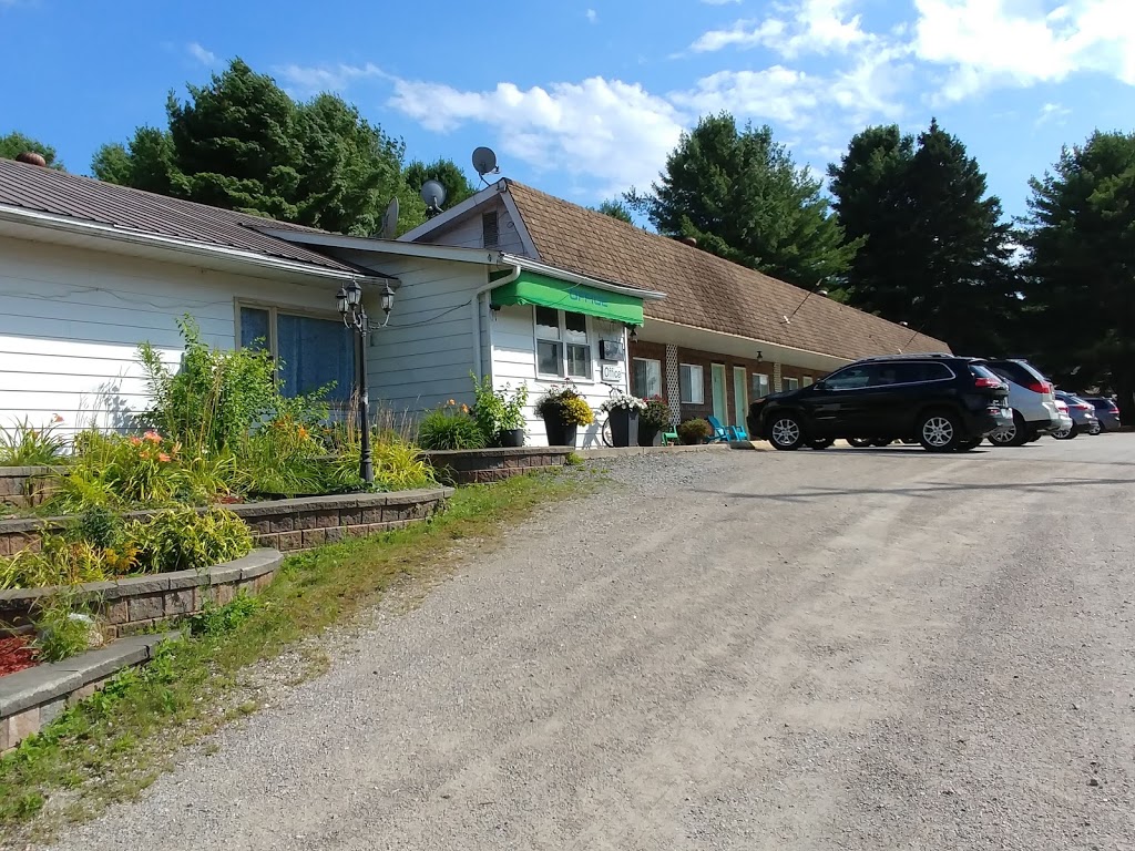 Cedar Lane Motel | 729 Cedar Ln, Bracebridge, ON P1L 0A1, Canada | Phone: (705) 645-9757