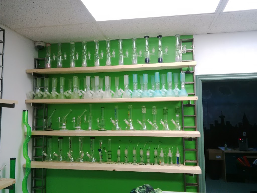 Bong Parlour | 255 Montreal Rd, Vanier, ON K1L 6C4, Canada | Phone: (613) 222-7308