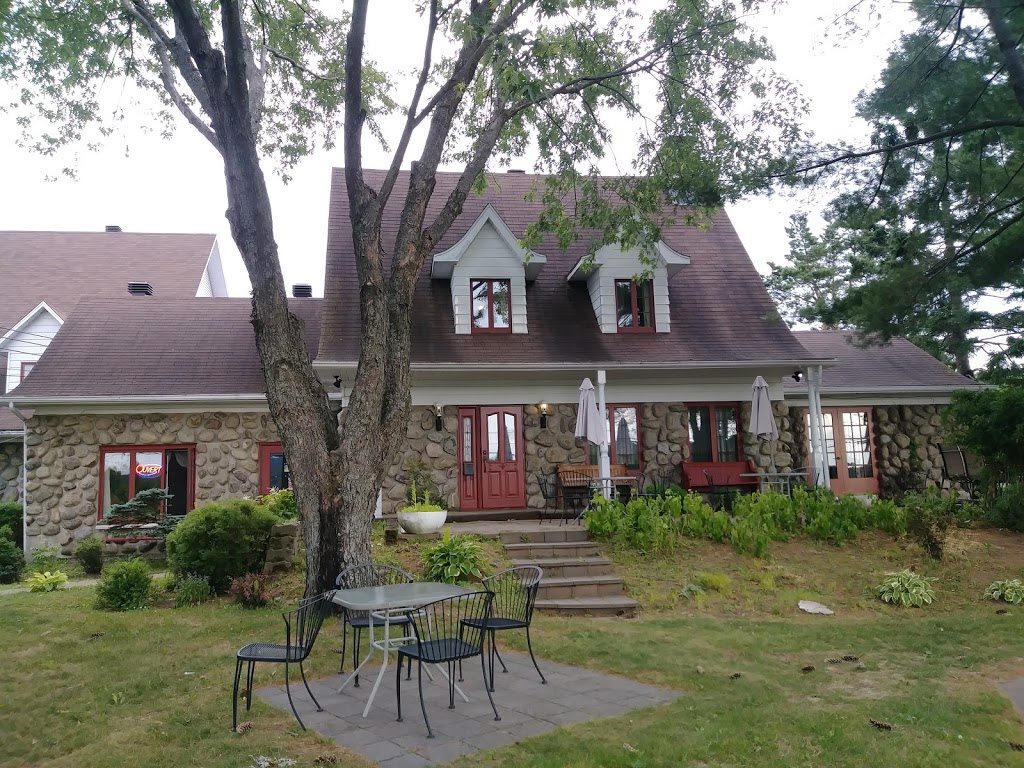 Auberge le Florès | 4291 Chemin de Sainte-Flore, Grand-Mère, QC G9T 1A6, Canada | Phone: (819) 538-9340