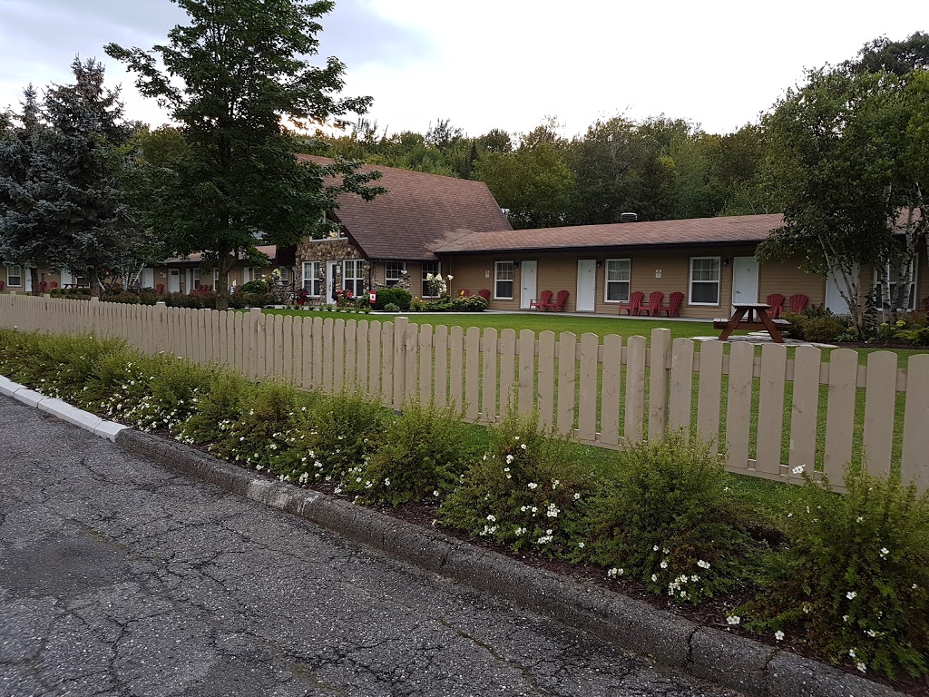 Motel La Source | 1135 141 Rte, Coaticook, QC J1A 2S5, Canada | Phone: (819) 849-6341