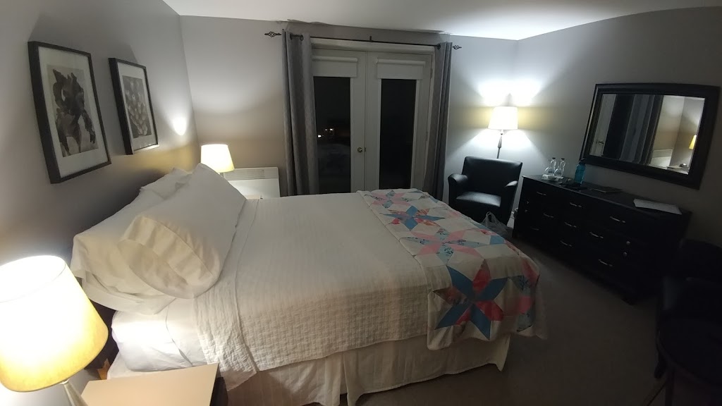 Auberge Aux Deux Pères | 680 Chemin des Pères, Magog, QC J1X 7Y5, Canada | Phone: (819) 769-3115