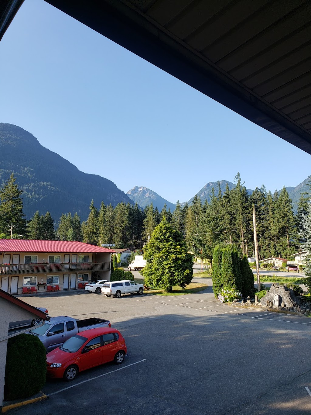 Red Roof Inn Motel | 477 Fraser Ave, Hope, BC V0X 1L0, Canada | Phone: (604) 869-2446