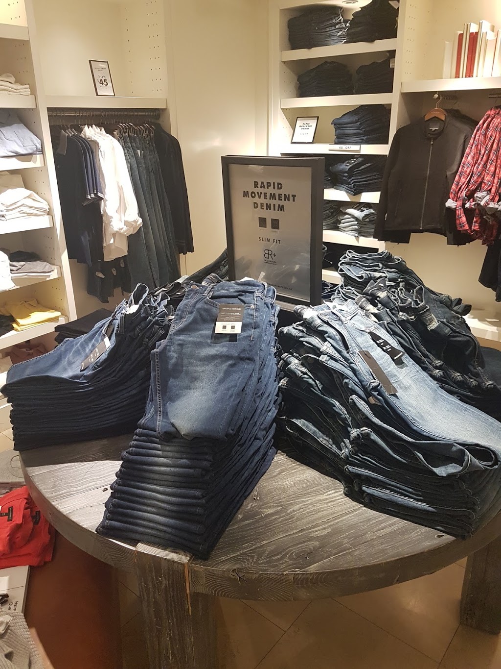 Banana Republic | 80 Bloor St W, Toronto, ON M5S 2V1, Canada | Phone: (416) 515-0018